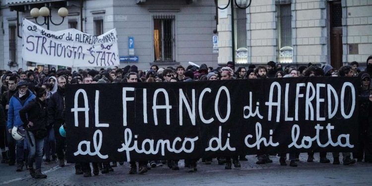 Una manifestazione a Torino a sostegno di Alfredo Cospito (Ansa)