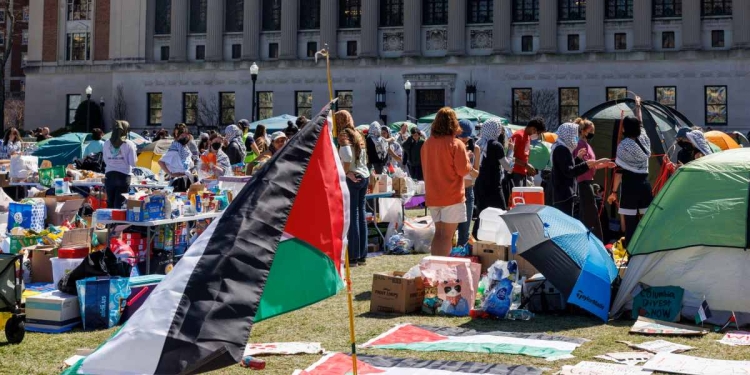 Studenti pro-Palestina in protesta alla Columbia University di New York (Ansa)