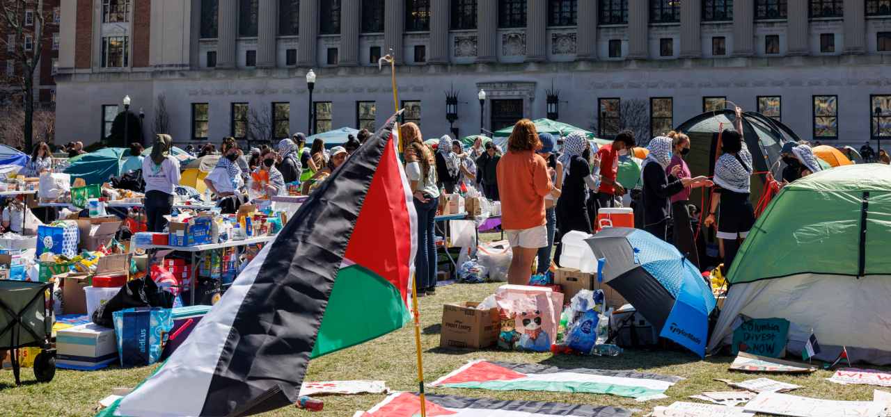 Studenti pro-Palestina in protesta alla Columbia University di New York (Ansa)
