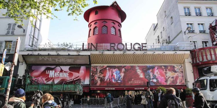 Moulin Rouge, Parigi, dopo incidente alle pale (Foto Ansa 2024 EPA/Teresa Suarez)