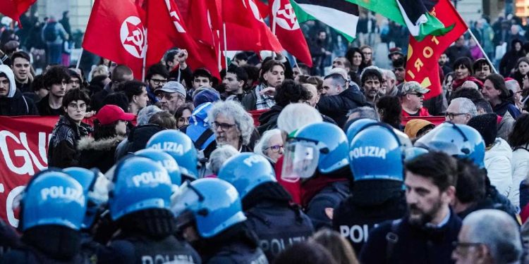 Fiaccolata, per le vie del centro città, alla vigilia del 25 aprile, giorno della liberazione. Torino 24 aprile 2024 ANSA/TINO ROMANO