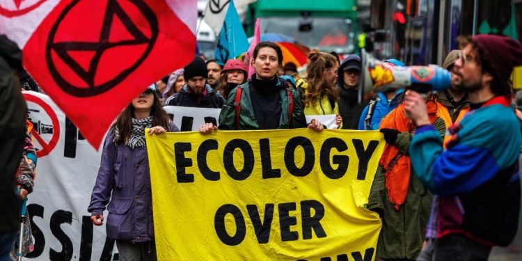 Manifestanti di Extinction Rebellion a Bruxelles (Ansa)