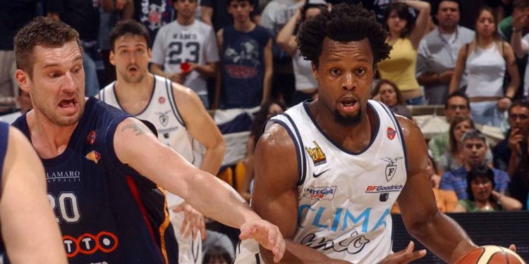 Ruben Douglas con la maglia della Fortitudo Bologna (Foto 2005 ANSA/Lega Basket)