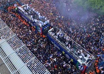 L'oceano di tifosi in festa per lo scudetto dell'Inter fuori dallo Stadio San Siro (Foto 2024 ANSA/ Matteo Bazzi)