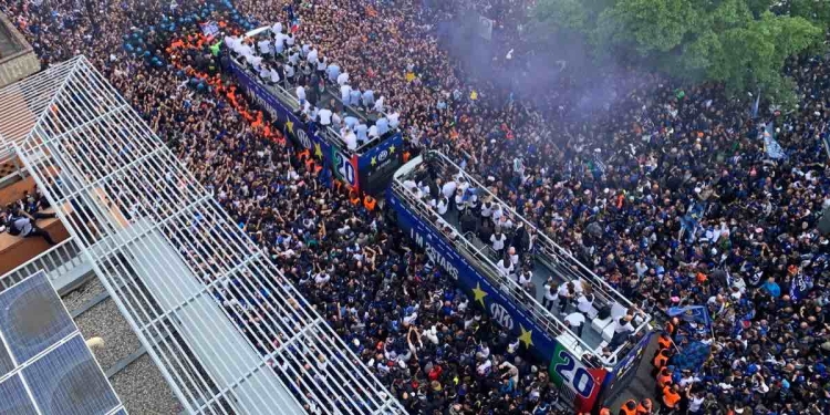 L'oceano di tifosi in festa per lo scudetto dell'Inter fuori dallo Stadio San Siro (Foto 2024 ANSA/ Matteo Bazzi)