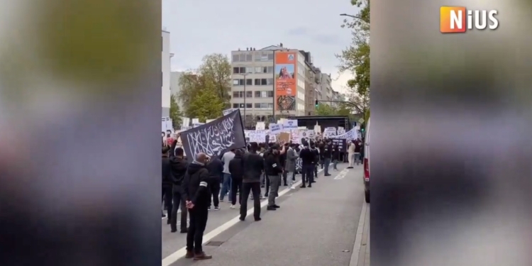 Manifestazione pro Islam ad Amburgo (screen da video Twitter Nius)