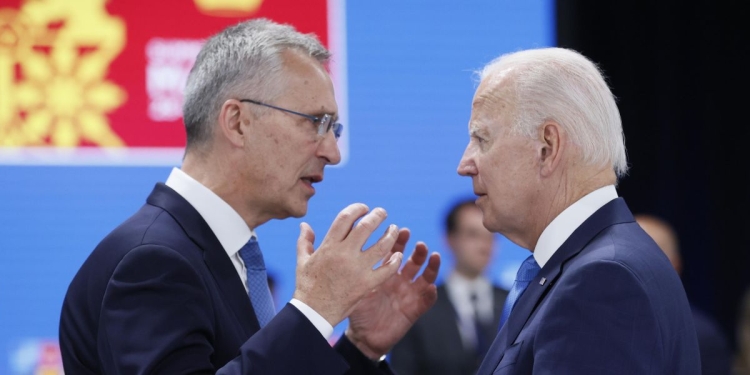 Jens Stoltenberg, segretario generale della Nato, con il presidente americano Joe Biden (Ansa)