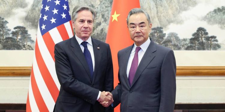 Il segretario di Stato Usa Anthony Blinken con il ministro degli Esteri cinese Wang Yi (Ansa)