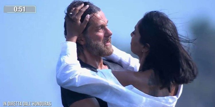 Edoardo Stoppa incontra Juliana Moreira all'Isola dei Famosi 2024 (Foto: Screenshot)