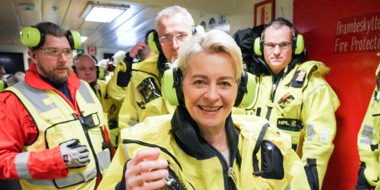 Ursula von der Leyen e Jens Stoltenberg in visita ad un impianto di Equinor (Ansa)