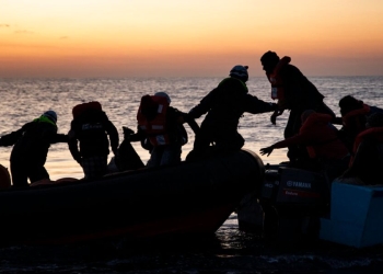 Trasbordo in mare di 50 immigrati da parte di Sea Watch (Ansa)