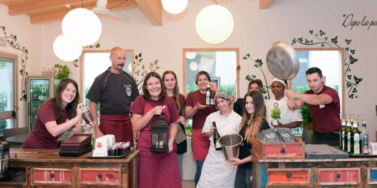 Un laboratorio di cucina solidale della Fondazione Famiglia Materna