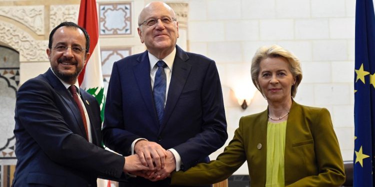 Il primo ministro libanese ad interim Najib Mikati stringe la mano al presidente cipriota Nikos Christodoulides e alla presidente della Commissione europea Ursula von der Leyen (Foto 2024 EPA/WAEL HAMZEH)