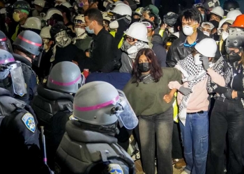 Studenti pro-Palestina fronteggiano la polizia alla University of California di Los Angeles (Ansa)