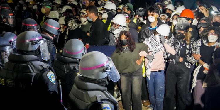 Studenti pro-Palestina fronteggiano la polizia alla University of California di Los Angeles (Ansa)