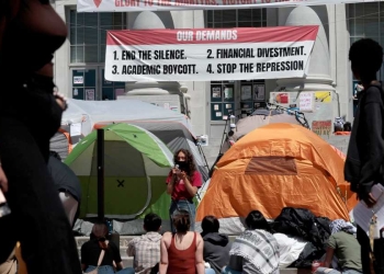 Studenti pro-Palestina accampati nell'Università di Berkeley, California, il 30 aprile 2024 (Ansa)