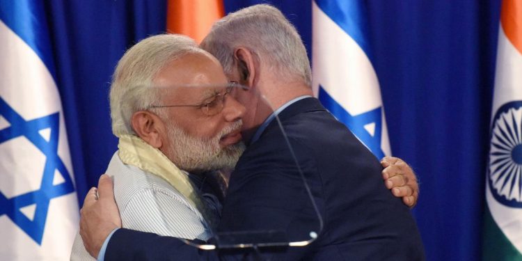 I premier indiano Narendra Modi con Benjamin Ntanyahu, premier di Israele, a Gerusalemme nel 2017 (Ansa)