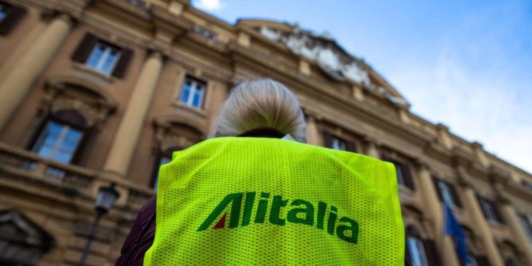 Un ex lavoratore Alitalia durante un presidio davanti al Mef (Ansa)