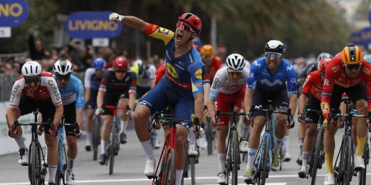 Jonathan Milan ha vinto la 4^ tappa del  Giro d'Italia 2024 (Foto ANSA)