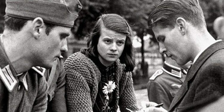 Al centro, Sophie Scholl (1921-1943) (foto dal web)