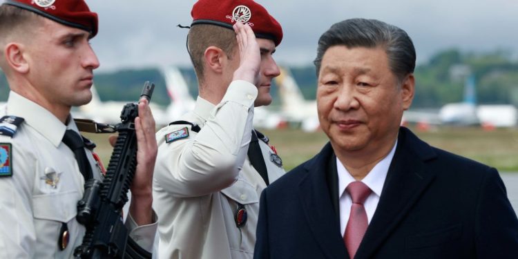 Il presidente cinese Xi Jinping prima di lasciare Parigi per Belgrado (Ansa)