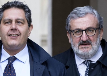 Giovanni Toti, presidente della Regione Liguria ora sospeso, e Michele Emiliano, presidente della Regione Puglia (Ansa)