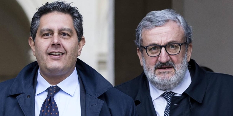 Giovanni Toti, presidente della Regione Liguria ora sospeso, e Michele Emiliano, presidente della Regione Puglia (Ansa)