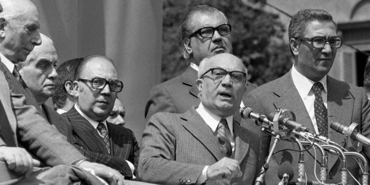 1974. Discorso di Amintore Fanfani (al centro) per il Sì al referendum sul divorzio (Ansa)