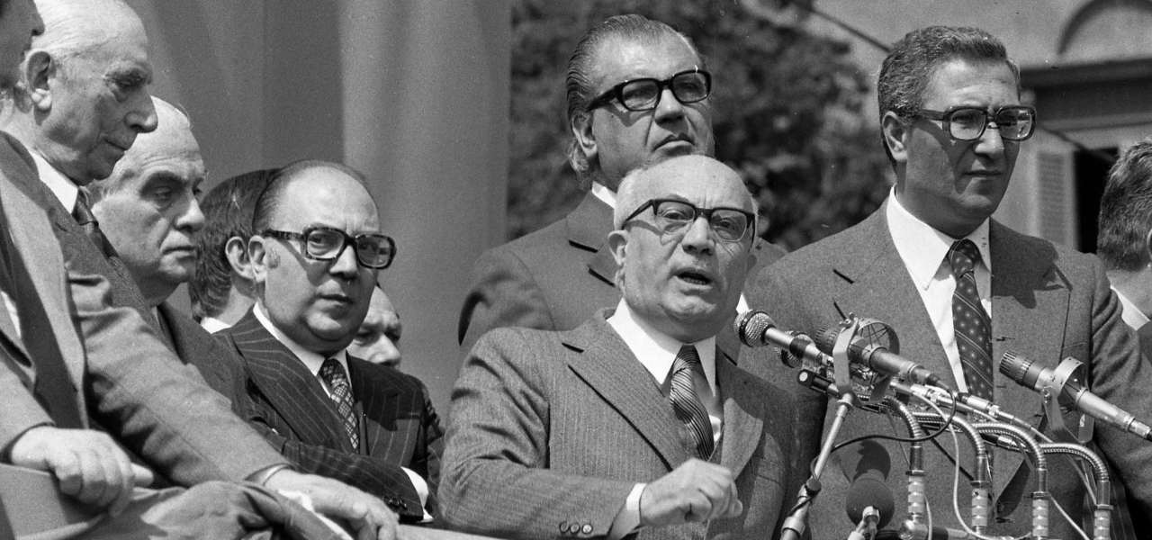 1974. Discorso di Amintore Fanfani (al centro) per il Sì al referendum sul divorzio (Ansa)