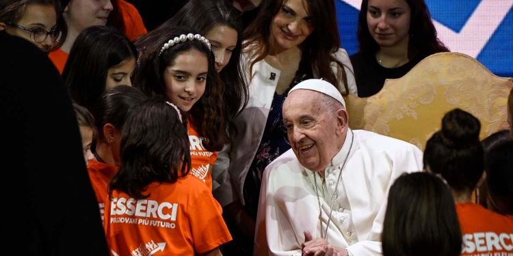 Papa Francesco parla con alcune bambine agli Stati generali della natalità (Ansa)