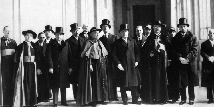 B. Mussolini (al centro) in Vaticano l'11 febbraio 1929 per la firma dei Patti Lateranensi (Ansa)