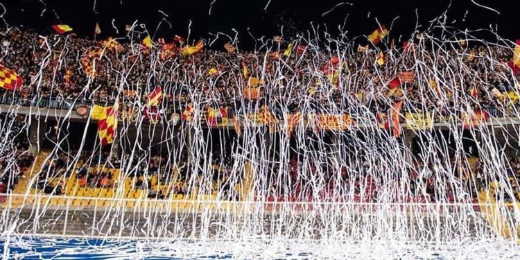 La curva del Lecce al Via del Mare (Foto ANSA)