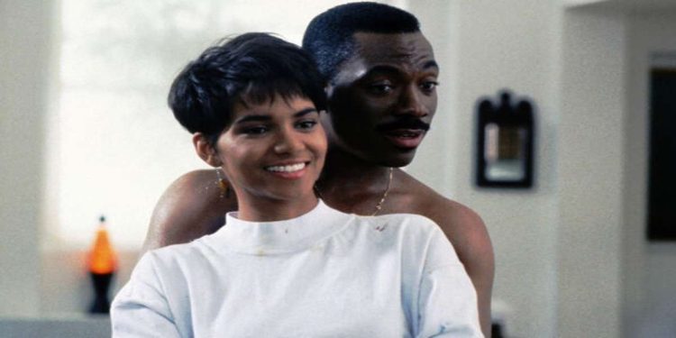 Halle Berry ed Eddie Murphy in una scena del film in seconda serata su Italia 1 (Foto Web)