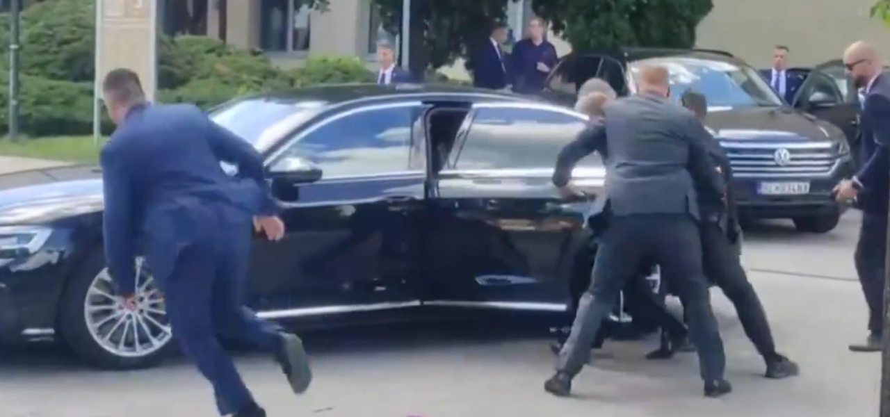 Il premier slovacco Robert Fico viene portato in auto dopo essere stato colpito (Ansa)