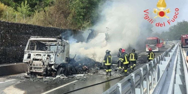 tir in fiamme sull'autostrada A2 tra Rogliano e Altilia