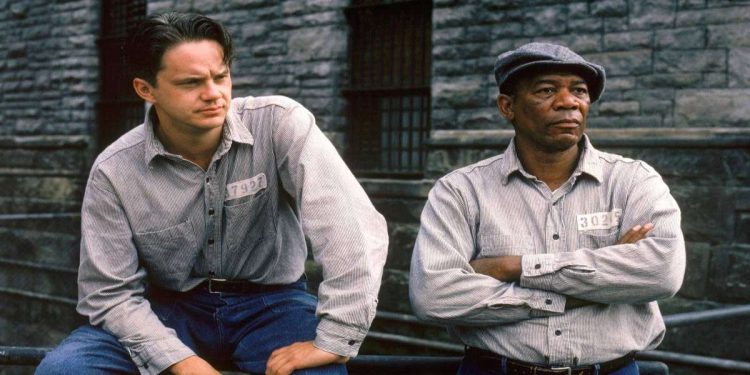 Tim Robbins e Morgan Freeman in una scena del film su Rete 4 (Foto Web)