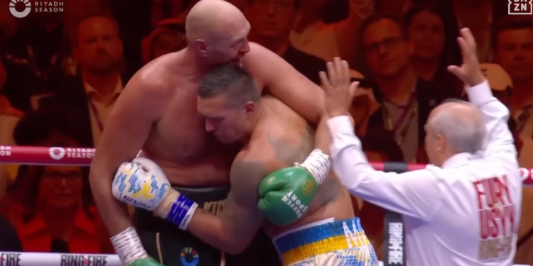 Oleksandr Usyk e Tyson al Ring of Fire (screen da video YouTube di DAZN)