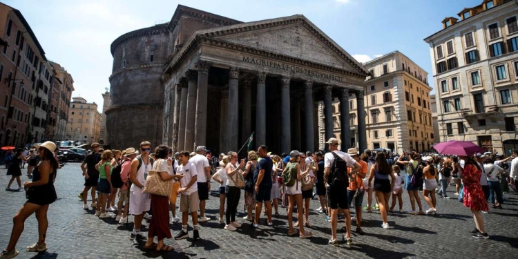 Turisti al Pantheon di Roma (Ansa)