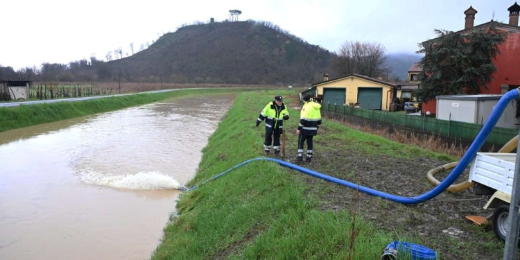 Idrovora in azione a Montegrotto Terme (Ansa)