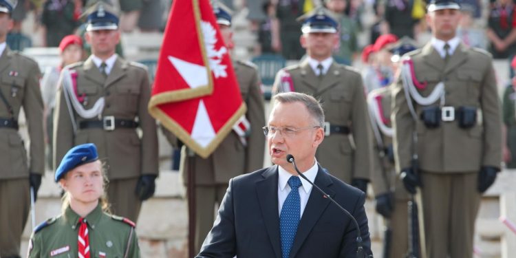 Il presidente della Polonia Andrzej Duda al cimitero polacco di monte Cassino nell'80esimo anniversario della battaglia (Ansa)