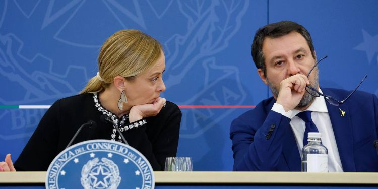 Giorgia Meloni, presidente del Consiglio, con Matteo Salvini, vicepremier e ministro di Trasporti e Infrastrutture (Ansa)