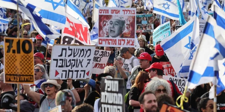 Protesta contro Netanyahu in Israele (Ansa)