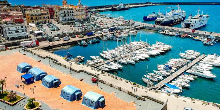 Alcune delle tende allestite al porto di Pozzuoli (Napoli) dalla Protezione Civile dopo lo sciame sismico (Foto 2024 ANSA/CIRO FUSCO)