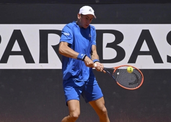 Matteo Arnaldi impegnato al Roland Garros 2024 (Foto ANSA)