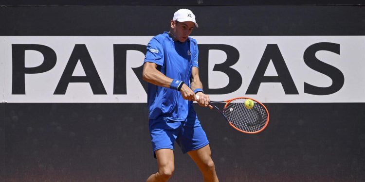 Matteo Arnaldi impegnato al Roland Garros 2024 (Foto ANSA)