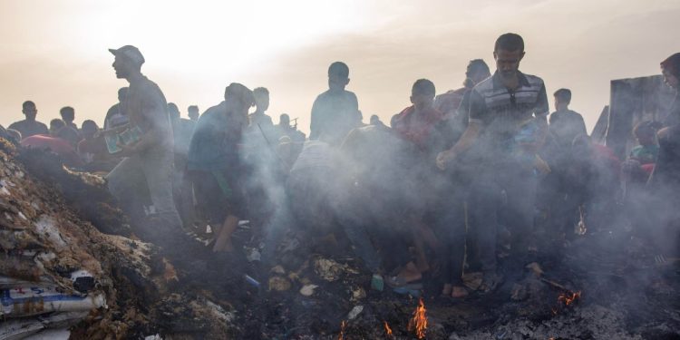 Rafah, il luogo della strage causata dal missile israeliano (Ansa)