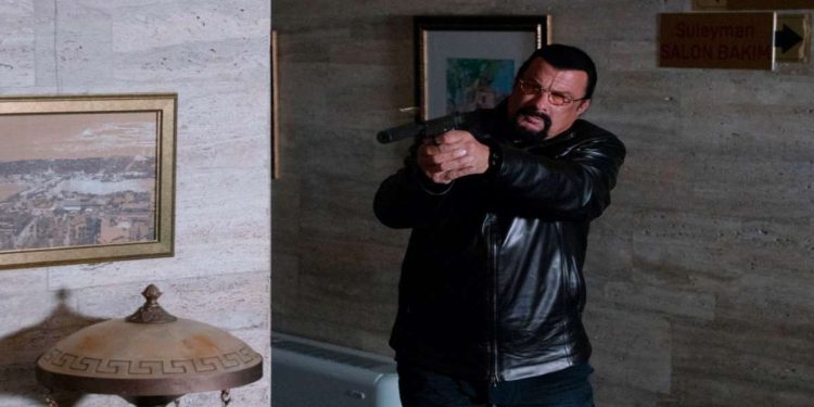 Steven Seagal in una scena del film in seconda serata su Italia 1 (Foto Web)