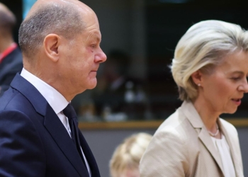 Il cancelliere tedesco Olaf Scholz con Ursula von der Leyen, presidente della Commissione Ue (Ansa)