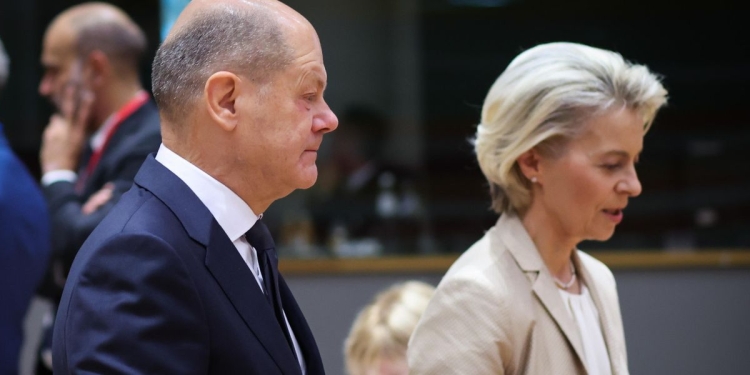 Il cancelliere tedesco Olaf Scholz con Ursula von der Leyen, presidente della Commissione Ue (Ansa)