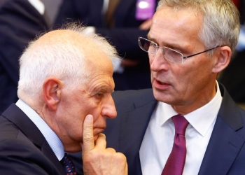 L'Alto commissario per la politica estera Ue Josep Borrell e il segretario generale della Nato Jens Stoltenberg (Ansa)